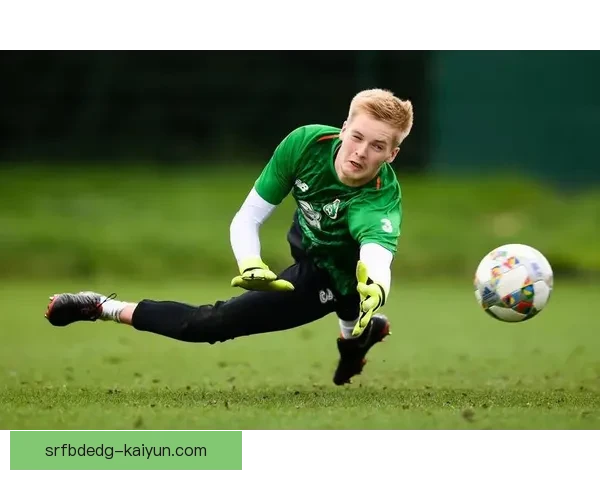 诺伊尔职业生涯亮点：门线技术与清道夫风格重塑现代门将角色门将新标准